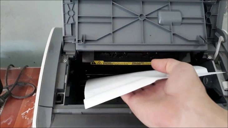 Bạn nên rút giấy theo chiều của máy in khi bị kẹt