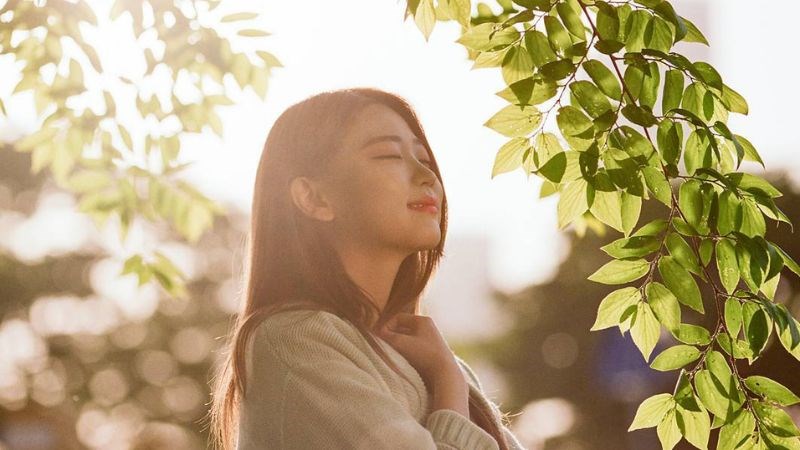 Điều trị dùng thuốc kết hợp với thay đổi lối sống lạc quan và yêu thương bản thân.