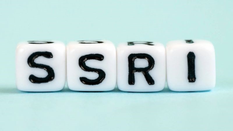 Thuốc ức chế tái hấp thu chọn lọc serotonin (SSRIs) là nhóm thuốc được sử dụng đầu tay.