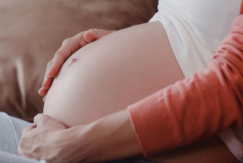 Tần suất cử động thai còn phụ thuộc vào mức độ hiếu động của từng bé (Ảnh: Freepik)