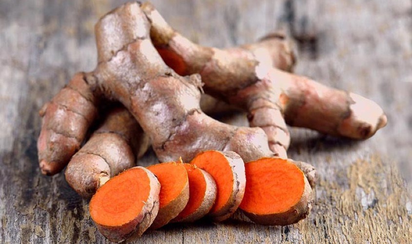 Hỗ trợ làm mờ tàn nhang bằng nghệ tươi tại nhà