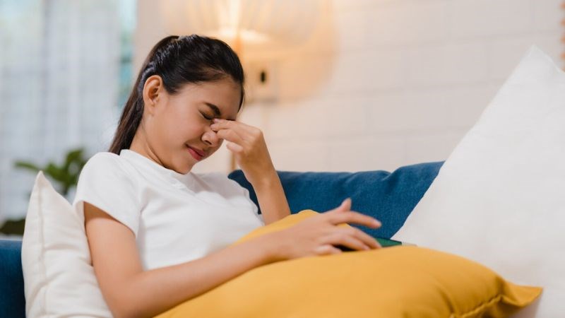 Nhức mắt là một trong những dấu hiệu của sưng mí mắt Nhức mắt là một trong những dấu hiệu của sưng mí mắt