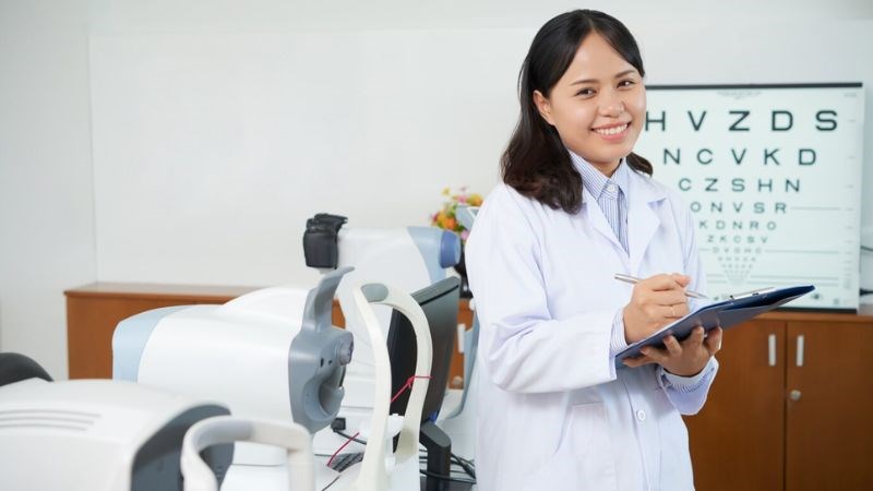 Hãy thăm khám bác sĩ nếu tình trạng sưng mí mắt trở nên nghiêm trọng Hãy thăm khám bác sĩ nếu tình trạng sưng mí mắt trở nên nghiêm trọng