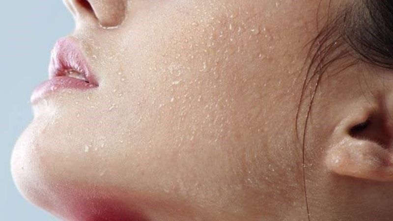 Bạn không nên rửa mặt quá nhiều lần khiến làn da bị khô ráp và lão hóa