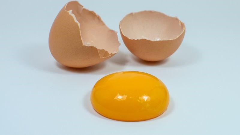 Bị đau mắt đỏ nên ăn lòng đỏ trứng gà