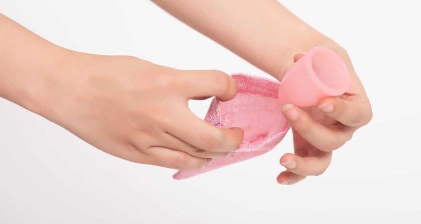 Lấy cốc nguyệt san ra ngoài và vệ sinh sạch sẽ để tái sử dụng lần sau