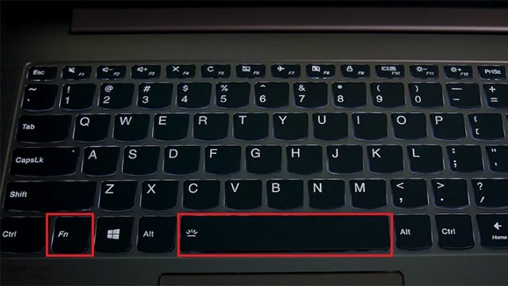 Bạn nhấn phím Fn và dấu cách để bật đèn bàn phím laptop Lenovo