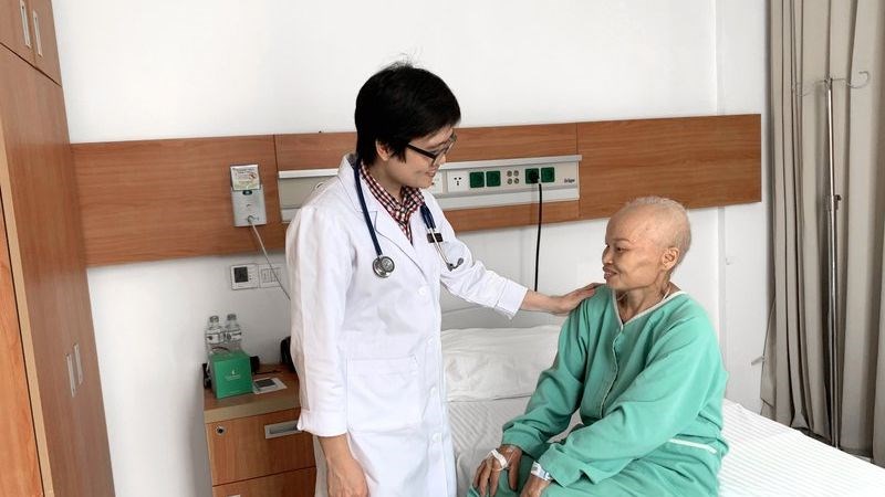 Dặn dò và kiểm tra sức khỏe bệnh nhân thường xuyên