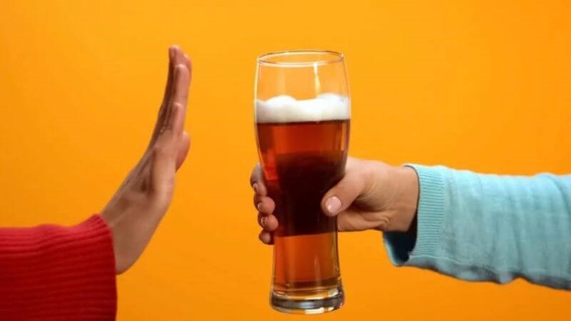 Không uống rượu bia trước khi đi ngủ có thể giảm ngủ ngáy