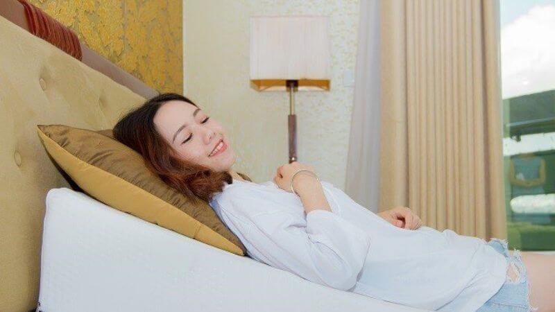 Ngủ cao đầu giúp thông thoáng đường thở, giảm ngủ ngáy