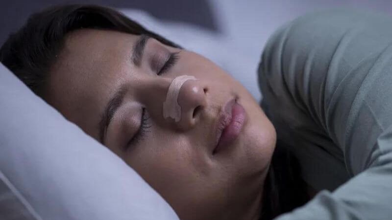 Dụng cụ nong mũi có thể giúp giảm ngủ ngáy