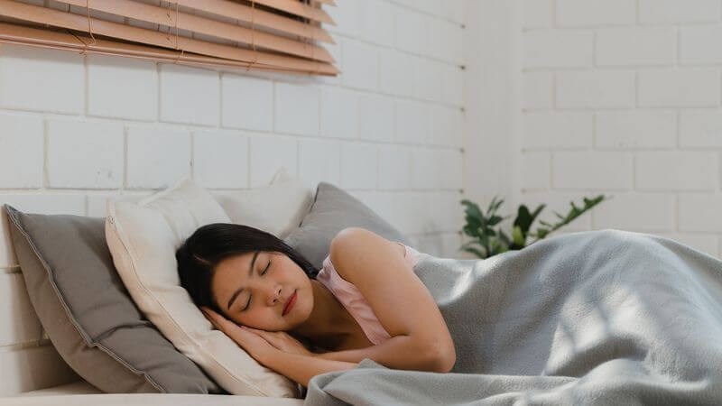Ngủ nghiêng sang 1 bên có thể làm giảm ngủ ngáy