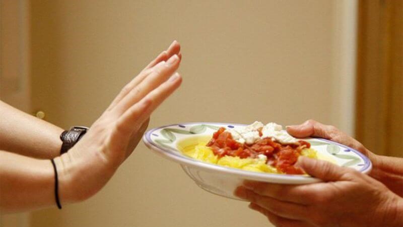 Hạn chế ăn quá no trước khi ngủ để tránh ngủ ngáy