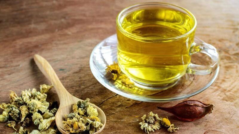 Uống trà hoa cúc có thể giúp hạn chế ngủ ngáy
