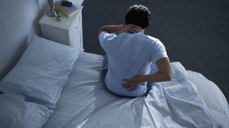 Các cơn đau mạn tính dẫn đến khó ngủ và ngủ không sâu giấc
