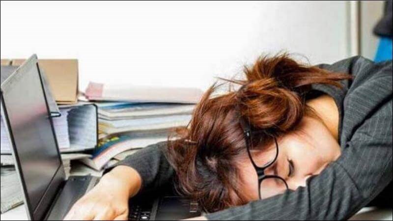 Chứng ngủ rũ khiến người bệnh có thể đột nhiên ngủ vào bất kỳ thời điểm nào