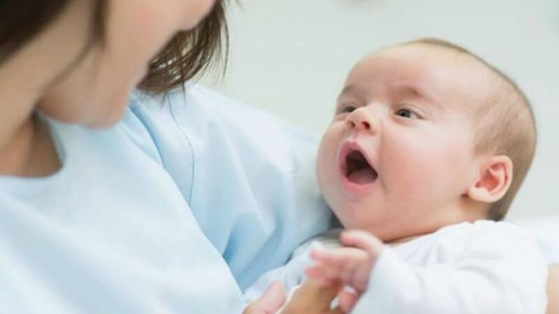 Nói chuyện giúp trẻ ngủ ít hơn vào ban ngày sẽ khiến trẻ dễ ngủ về đêm hơn
