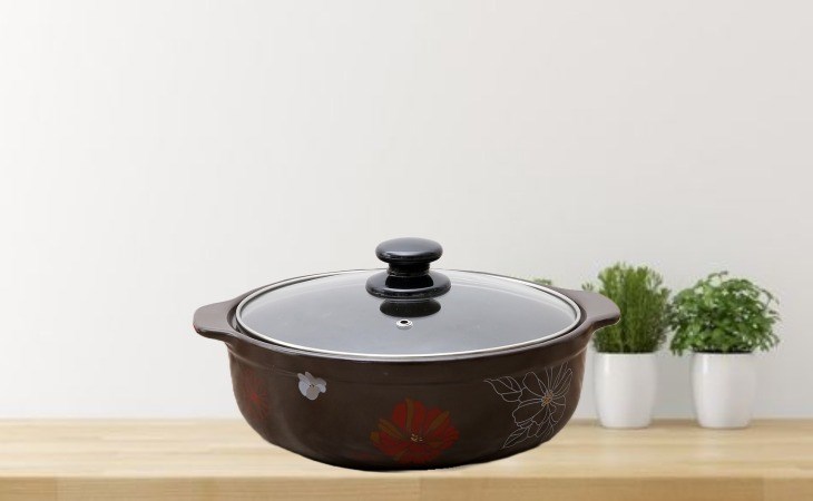 Nồi đất nắp kính 24cm Dong hwa Tucbeghi GF-705 2.68 lít được làm từ đất sét nên có tính xốp
