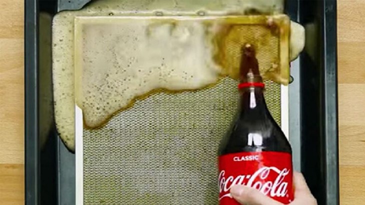 Chất axit citric trong Coca Cola sẽ giúp làm sạch vết dầu mỡ, vết gỉ sắt bám trên bề mặt lưới lọc