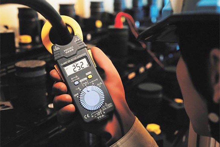 Kỹ thuật viên xả ga cũ khỏi hệ thống máy lạnh R410A