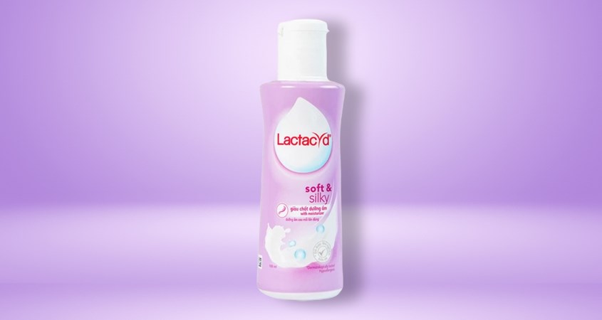 Dung dịch vệ sinh phụ nữ Lactacyd Soft & Silky 150 ml có thành phần tự nhiên từ lá trầu không và nước hoa hồng