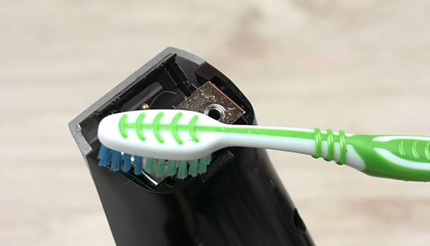 Dùng bàn trải vệ sinh máy và lưỡi dao