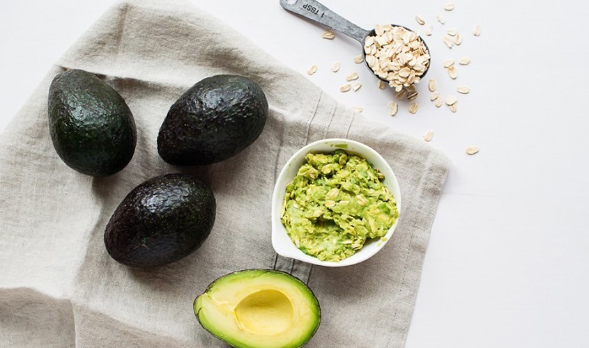 Mặt nạ yến mạch và bơ chứa nhiều dưỡng chất rất tốt cho làn da