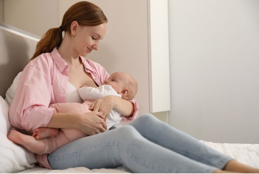 Các mẹ nên cho em bé bú càng sớm càng tốt