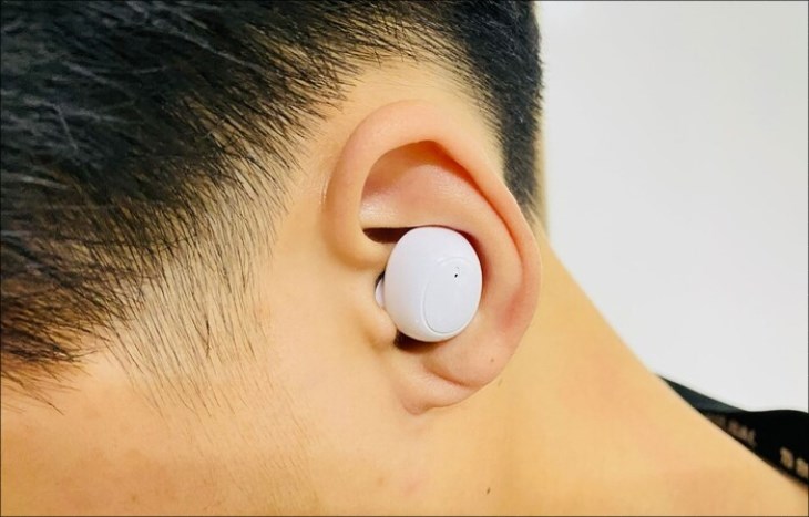 Bạn đeo tai nghe và kích hoạt kết nối Bluetooth