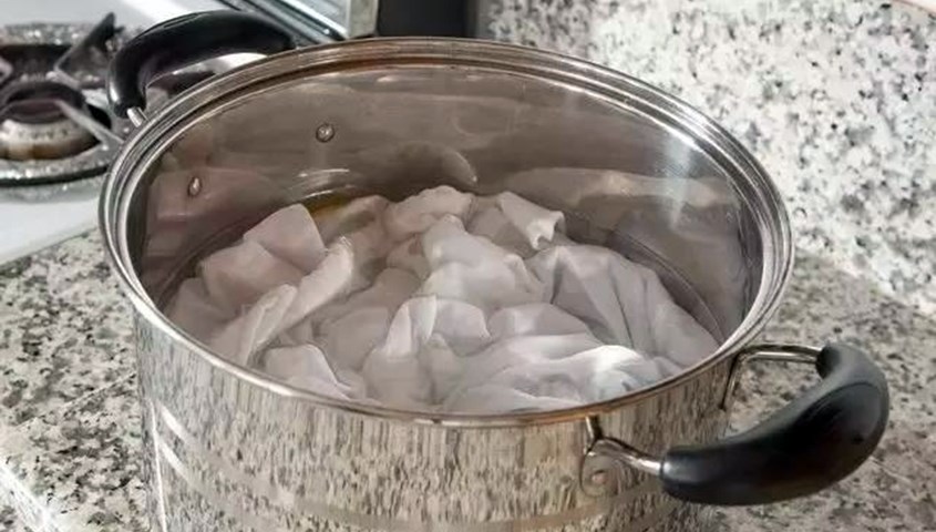 Tẩy keo nhựa PVC bằng cách ngâm nước nóng
