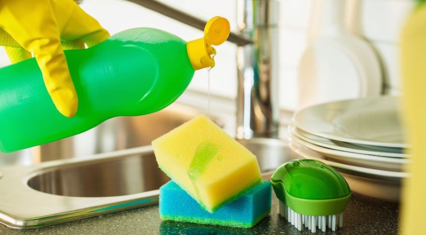 Dùng một lượng vừa đủ nước rửa chén Dùng một lượng vừa đủ nước rửa chén
