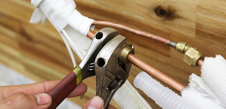 Hãy cắt dây ống đồng khỏi cục nóng để lấy bộ phận này ra dễ dàng