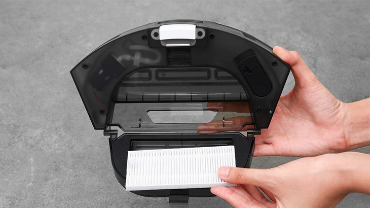 Robot trang bị bộ lọc HEPA giúp lọc được các bụi mịn, các chất gây dị ứng cùng hệ thống cảm biến giúp robot nhận biết vật cản