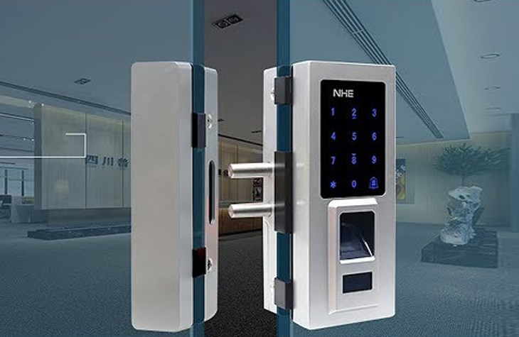 Cửa kính không khung có khả năng chống bụi bẩn cao, cách âm tốt rất thích hợp để lắp đặt khóa điện tử