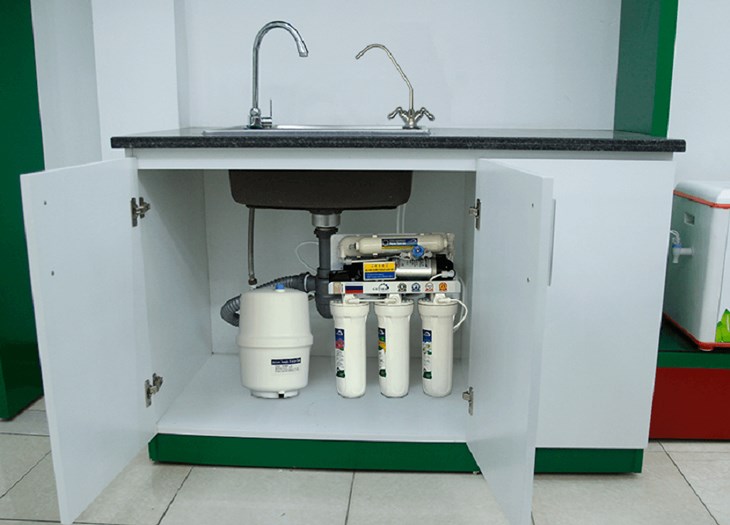 Tắt van cấp nước lạnh của máy lọc nước âm tủ bếp để tránh rò rỉ nước trong quá trình lắp đặt
