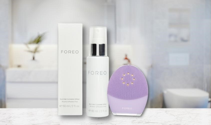 Sử dụng dung dịch Foreo Silicone Cleaning Spray để vệ sinh máy rửa mặt 