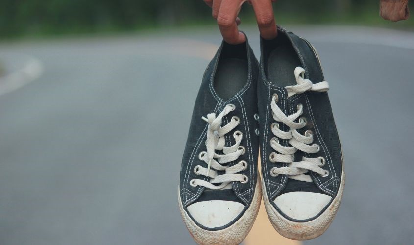 Khắc phục giày không còn là nỗi lo lắng nữa, nhờ vào sự giúp đỡ của những chuyên gia khéo léo và bí quyết độc đáo. Hãy xem hình ảnh để thấy được khả năng phục hồi giày của họ, giúp cho đôi giày của bạn trở lại như mới. Sự chăm sóc kỹ lưỡng này sẽ giúp bạn tăng độ bền của giày và giữ cho đôi chân luôn khô ráo và thoải mái.