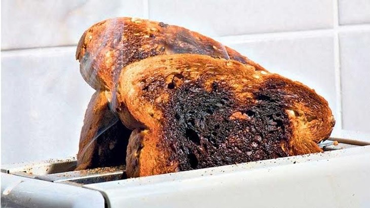 Máy nướng bánh mì bị dơ sẽ ảnh hưởng đến hiệu suất nướng bánh, khó cân chỉnh thời gian khiến bánh dễ bị cháy