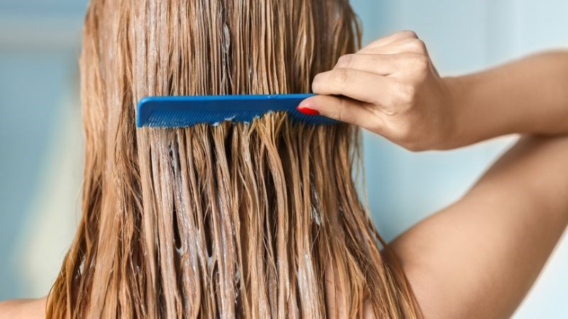 Chải đầu khi tóc ướt khiến tóc bạn gãy rụng nhiều hơn
