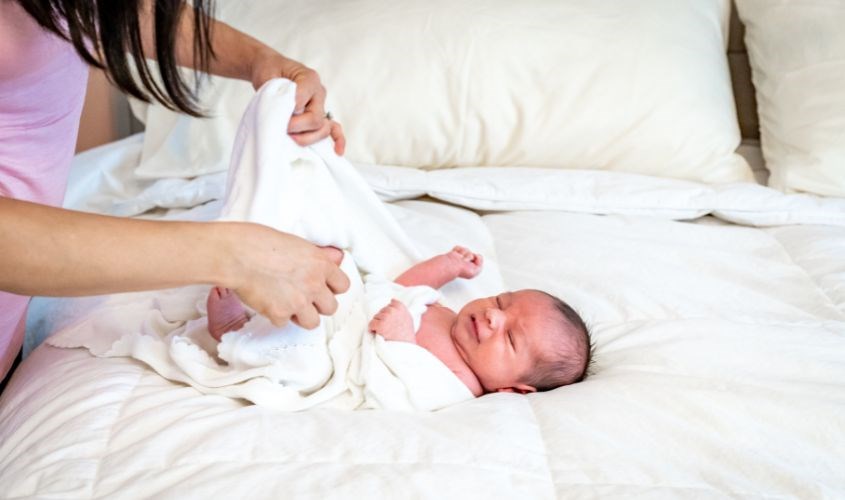 Mẹ nên kiểm tra độ lỏng hay chật của tã Mẹ nên kiểm tra độ lỏng hay chật của tã