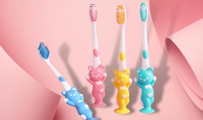 Bạn nên chọn những chiếc bàn chải có màu sắc rực rỡ và hình dáng ngộ nghĩnh