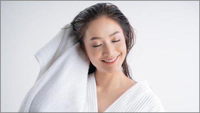Thấm khô tóc nhẹ nhàng bằng khăn mềm để tránh làm tóc bị rối