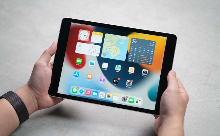 Kích thước của iPad Air 5 có phần nhỉnh hơn iPad Gen 9 