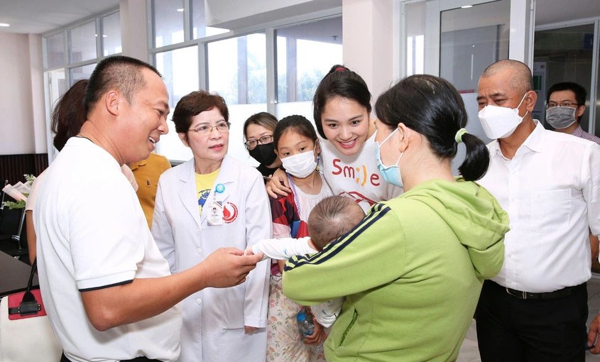 Lãnh đạo của AVAKids nhiệt tình, gần gũi với phụ huynh và các em nhỏ khiếm khuyết.