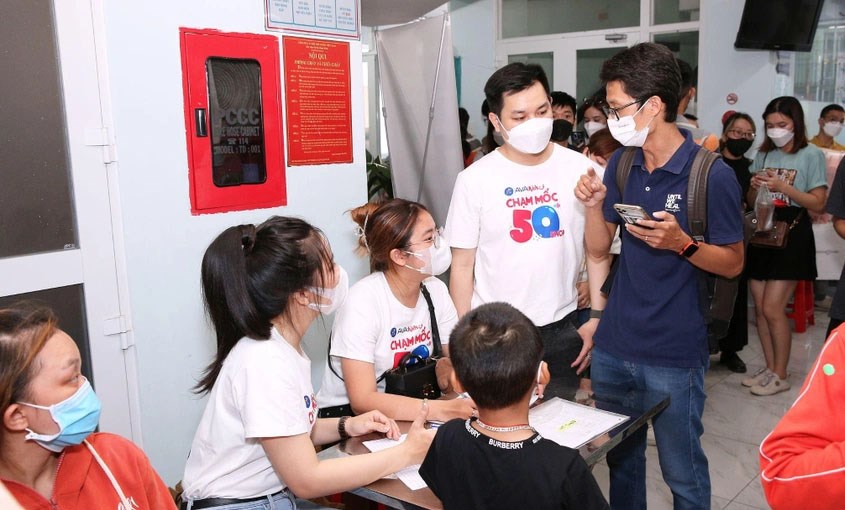 Nhân viên AVAkids hỗ trợ gia đình các bé đến khám sàng lọc.