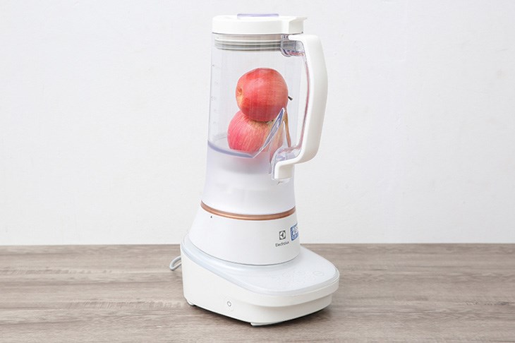 Máy xay sinh tố Electrolux E7TB1-50CW có thể giữ lượng dưỡng chất trọn vẹn nhờ công nghệ PowerTilt