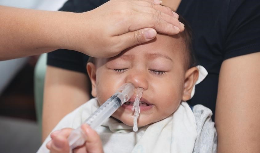 Không quá lạm dụng nước muối sinh lý khi hút mũi cho bé Không quá lạm dụng nước muối sinh lý khi hút mũi cho bé