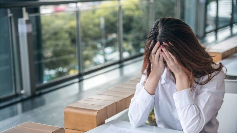 Stress l&agrave; một trong những nguy&ecirc;n nh&acirc;n g&acirc;y đột quỵ khi ngủ