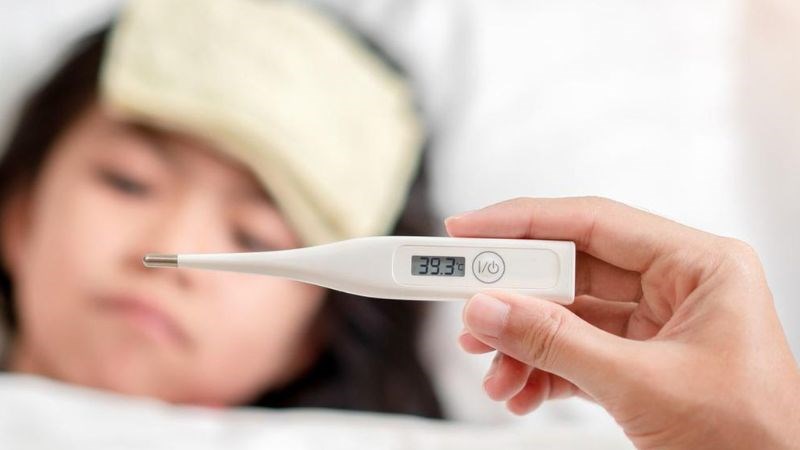 Sốt Sốt cao, ớn lạnh là triệu chứng phổ biến của viêm phổi