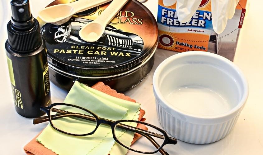Dùng sáp đánh bóng xe để làm mờ các vết xước trên kính